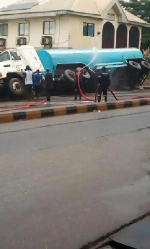 Fire Incident Averted In Awka As Fuel Tanker Crashes Into Drainage (Photos)